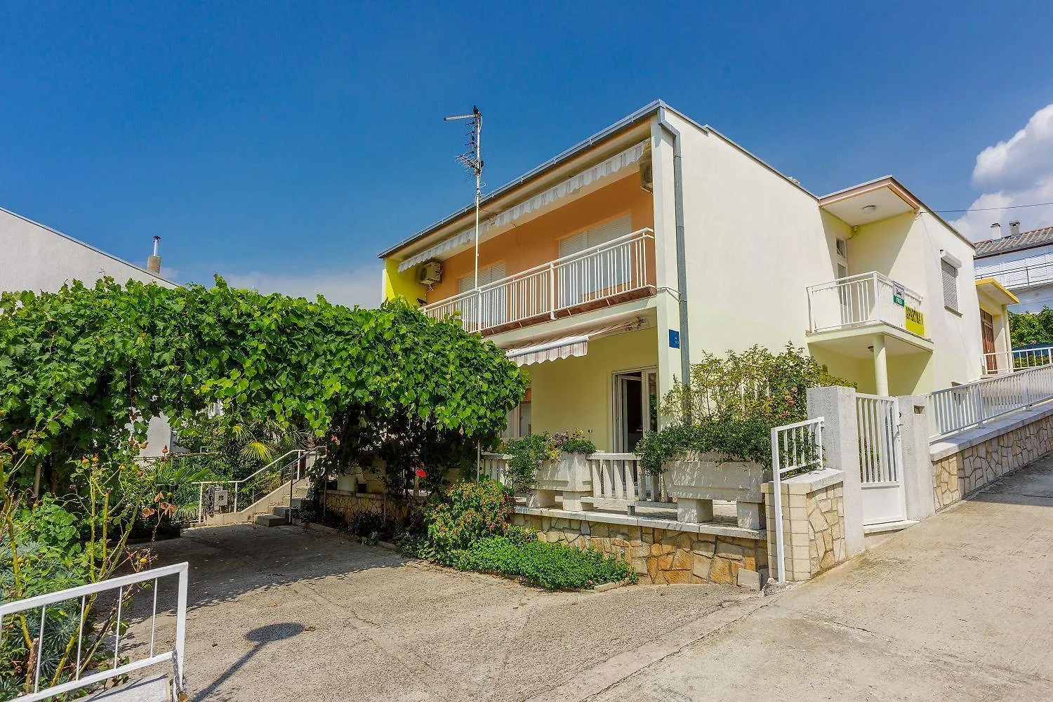 Hundefreundliches Apartment Nur 350 Meter Zum Sandstrand Mit Privater Terrasse, Steingrill, Wifi Crikvenica
