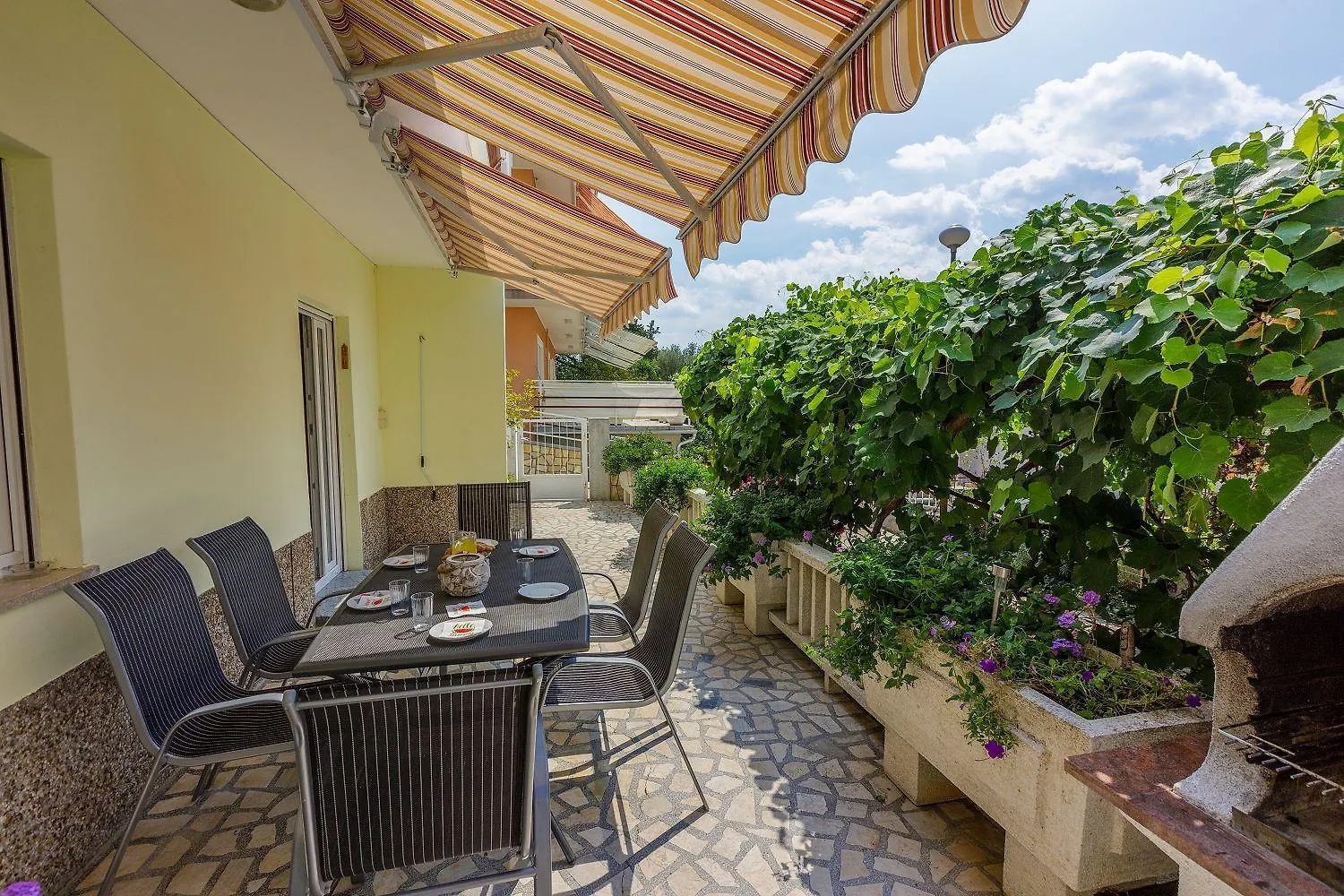Hundefreundliches Apartment Nur 350 Meter Zum Sandstrand Mit Privater Terrasse, Steingrill, Wifi Crikvenica