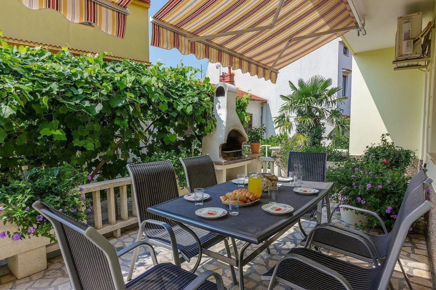 Hundefreundliches Apartment Nur 350 Meter Zum Sandstrand Mit Privater Terrasse, Steingrill, Wifi Crikvenica