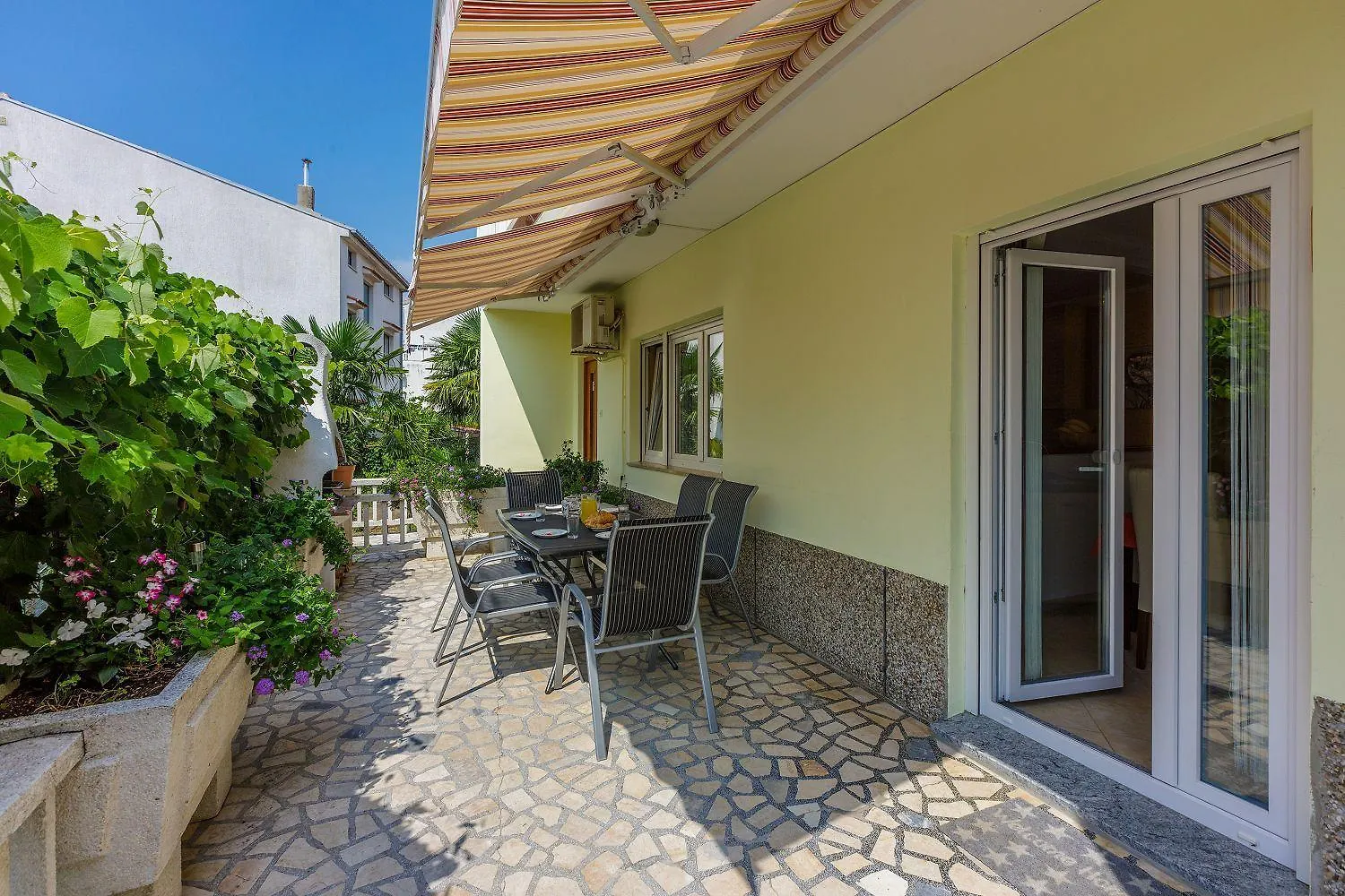 Hundefreundliches Apartment Nur 350 Meter Zum Sandstrand Mit Privater Terrasse, Steingrill, Wifi Crikvenica